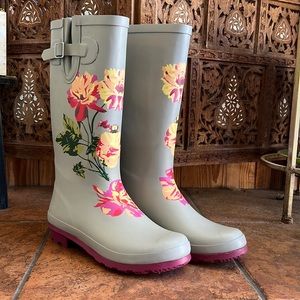 NWOT JustFab women’s size 7.5 Nancie Rain boot in grey&pink with floral design.